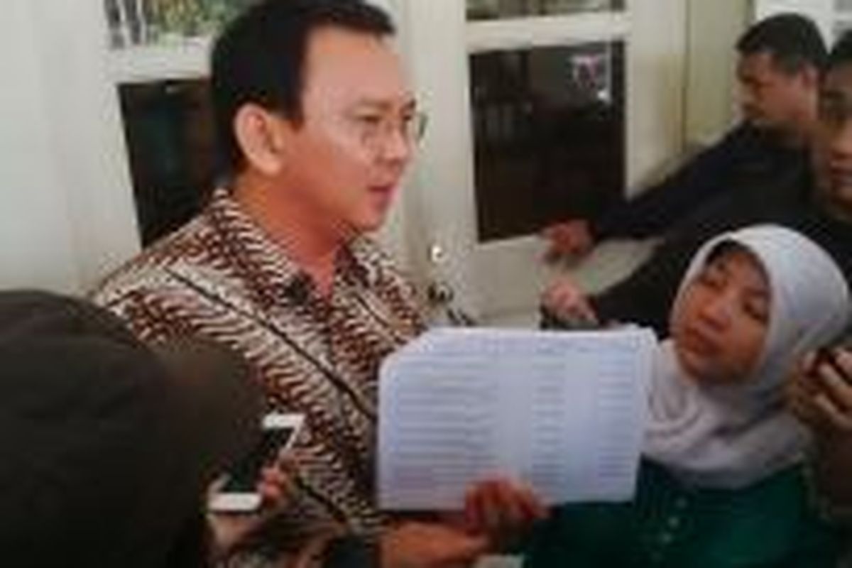 Gubernur DKI Jakarta Basuki Tjahaja Purnama menunjukkan data usulan anggaran siluman DPRD DKI kepada Dinas Pendidikan DKI di APBD DKI 2015, di Balai Kota, Rabu (25/2/2015). 