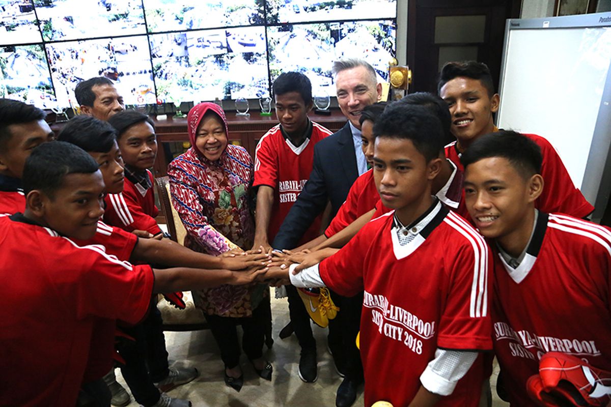 Wali Kota Surabaya Tri Rismaharini dan Wakil Wali Kota Liverpool Gary Millar akan memberangkatkan 10 talenta muda asal Surabaya untuk berlatih sepak bola di Liverpool, Inggris.