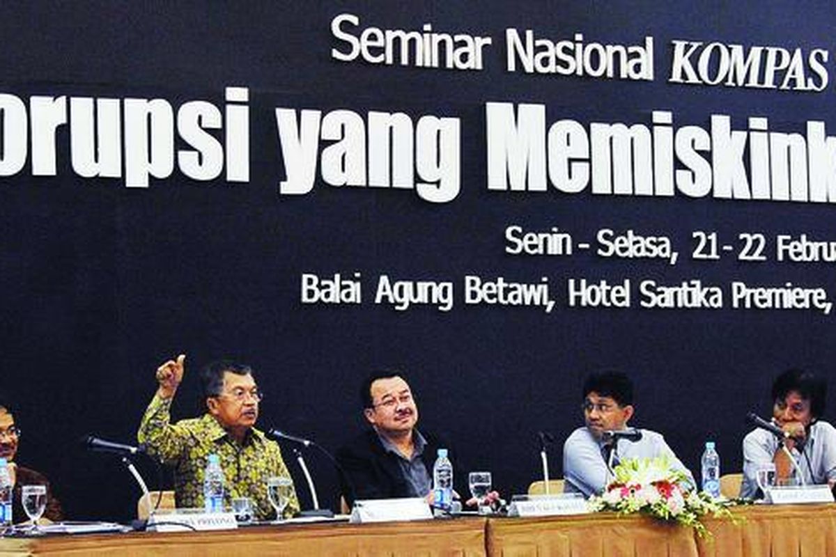 Harian Kompas menyelenggarakan seminar nasional bertajuk Korupsi yang Memiskinkan di Hotel Santika Premiere, Jakarta, Senin (21/2). Hadir sebagai pembicara pada sesi pertama, antara lain, (dari kiri) dosen Program Pascasarjana STF Driyarkara, B Herry Priyono, mantan Wakil Presiden Jusuf Kalla, moderator Rhenald Kasali, Kepala Kelompok Program Tata Pemerintahan Keamanan dan Keadilan Kemitraan Laode M Syarif, serta dosen sosiologi Universitas Gadjah Mada, Heru Nugroho.