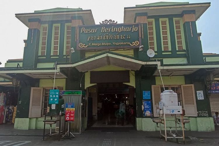 Fasad Pasar Beringharjo Yogyakarta yang menghadap ke kawasan Malioboro akan di cat warna putih tulang.
