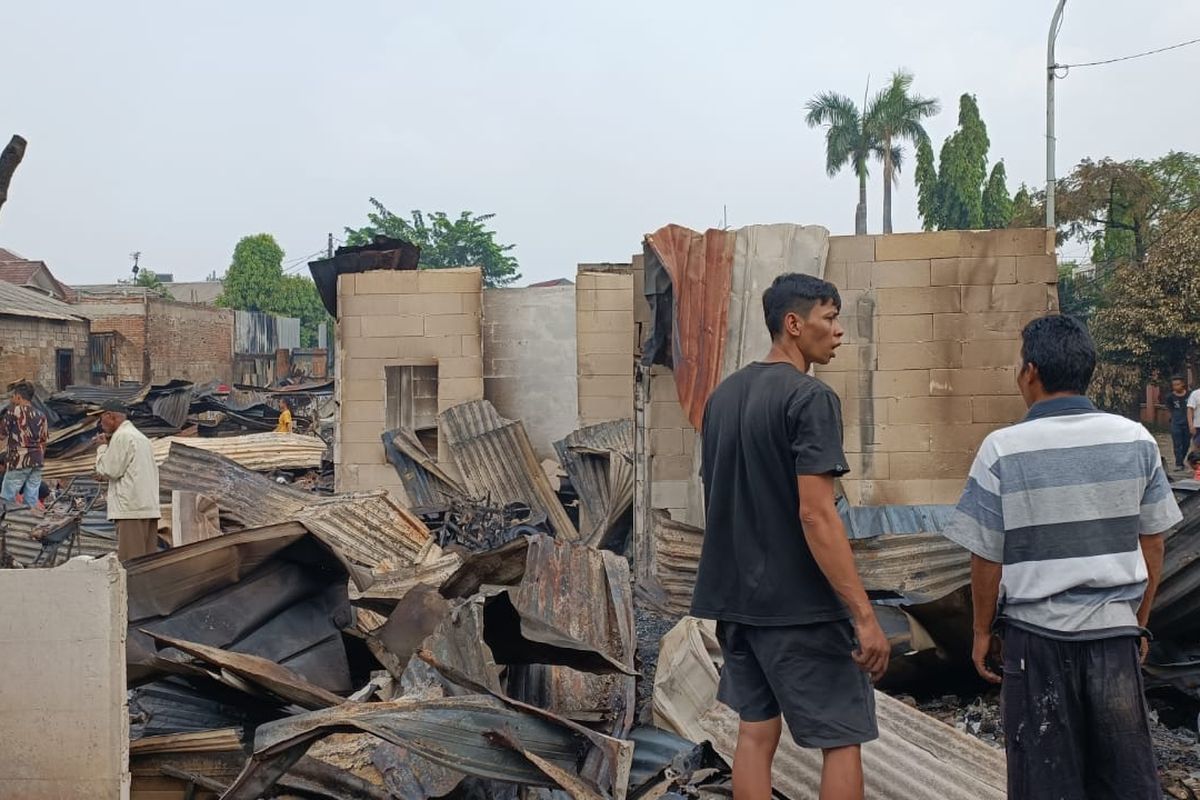 Warga yang berada di atas tumpukan puing sisa kebakaran yang menghanguskan lapak semi permanen pemulung di Jalan Lingkar Duren Sawit, RT 01 RW 04, Jakarta Timur, Selasa (30/5/2023).