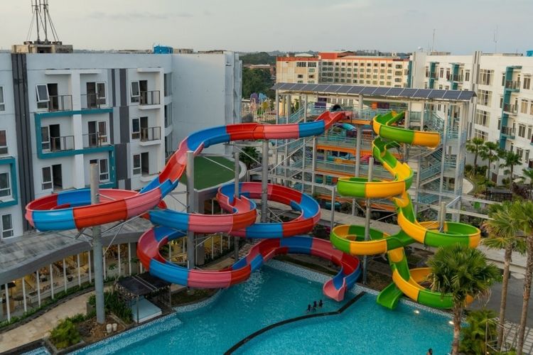 Kolam renang di Astara Hotel Balikpapan