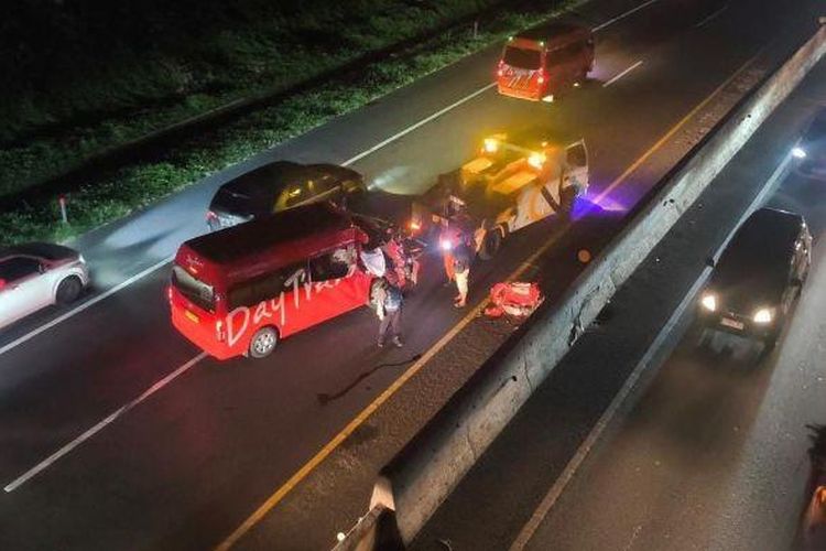 Penampakan insiden kecelakaan maut yang melibatkan dua kendaraan yang melaju dari arah Bandung menuju Jakarta di Tol Cipularang KM 81 B, Kecamatan Jatiluhur, Kabupaten Purwakarta, Jawa Barat, Jumat (1/8/2025). 