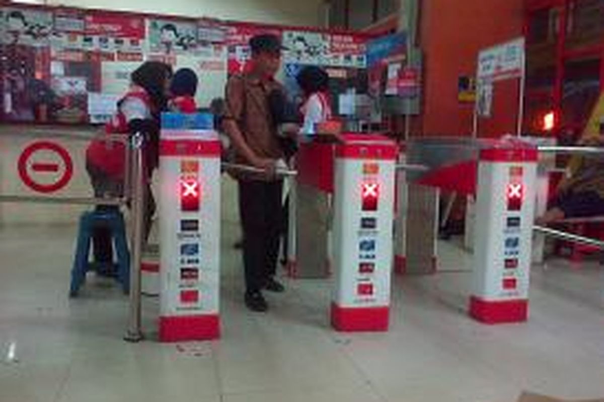 Shelter TransJakarta Pusat Grosir Cililitan (PGC)