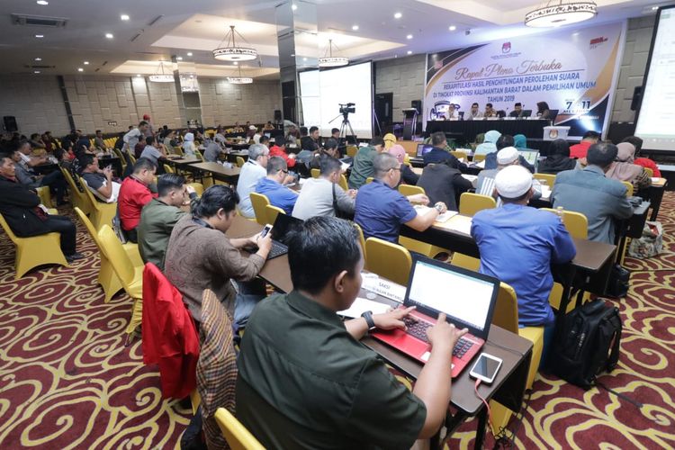 Suasana rapat pleno rekapitulasi suara tingkat provinsi di Hotel Mercure Pontianak, Kalimantan Barat, Jumat (10/5/2019) malam.