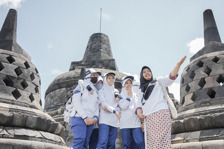 Sejumlah perempuan pelajar SMP yang naik ke bangunan Candi Borobudur, Senin (12/2/2024).