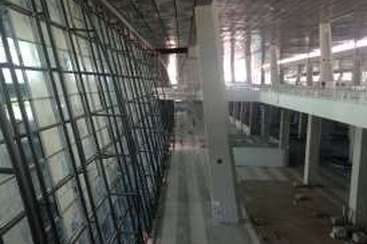 Kondisi di dalam gedung Terminal 3 Ultimate Bandara Soekarno-Hatta, Tangerang, yang masih dalam tahap pembangunan, Rabu (27/1/2016). 











