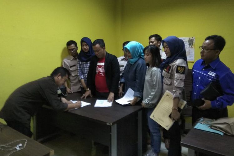 Tim advokasi paslon Pilgub Sumsel nomor urut 4 Dodi Reza Alex- Giri Ramanda melaporkan KPU kota Palembang ke Bawaslu Sumsel. Untuk meminta dilakukan pemungutan suara ulang.