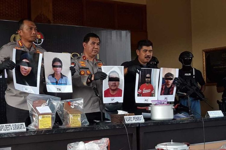 Ungkap kasus Densus 88 Antiteror Mabes Polri menangkap lima tersangka terorisme dengan target pengebom Kepolisian Resor Kota (Polresta) Solo, Jawa Tengah (Jateng), pada Jumat (4/8/2023).
