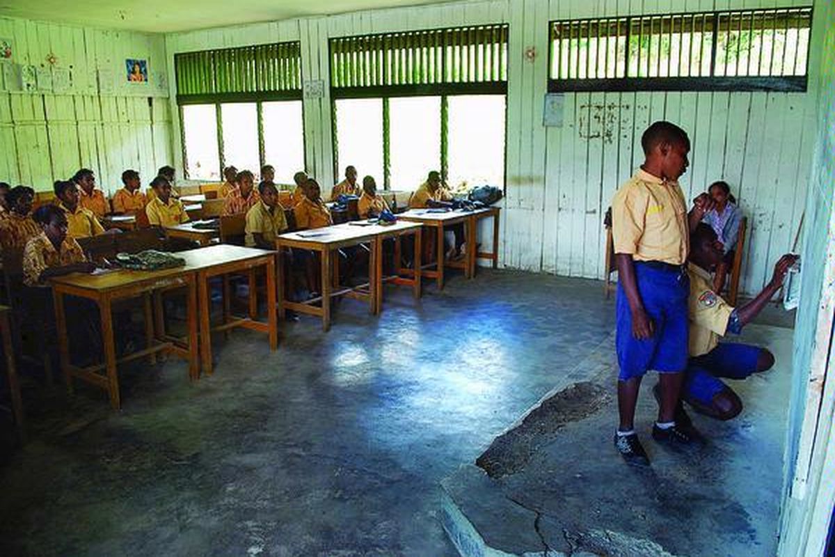 Siswa kelas 2 di SMPN 17 Minyambauw, Manokwari, Papua Barat, belajar Matematika dari seorang guru bantu. Sekolah ini kekurangan guru dan ironisnya  yang minim itu  adalah pengajar bidang studi yang diujikan untuk kelulusan, yakni IPA, Matematika, dan Bahasa Inggris.