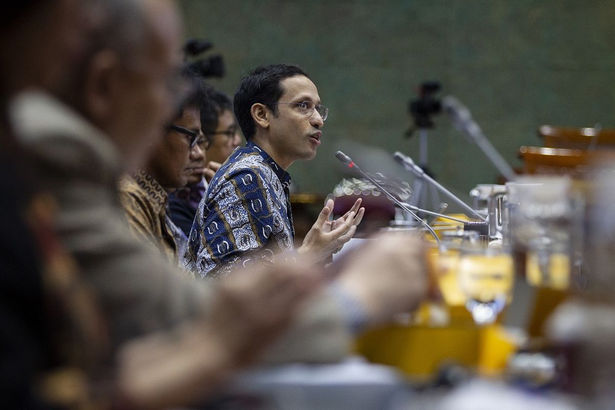 Menteri Pendidikan dan Kebudayaan Nadiem Anwar Makarim menyampaikan paparan dalam rapat kerja dengan Komisi X DPR di Kompleks Parlemen, Senayan, Jakarta, Selasa (28/1/2020). Rapat tersebut membahas penjelasan struktur Kemendikbud berdasarkan Perpres No 82 Tahun 2019 dan Permendikbud No 45 Tahun 2019 serta evaluasi pelaksanaan program dan kegiatan Kemendikbud TA 2019 dan persiapan TA 2020 khususnya sarana dan prasarana pendidikan. ANTARA FOTO/Dhemas Reviyanto/wsj.