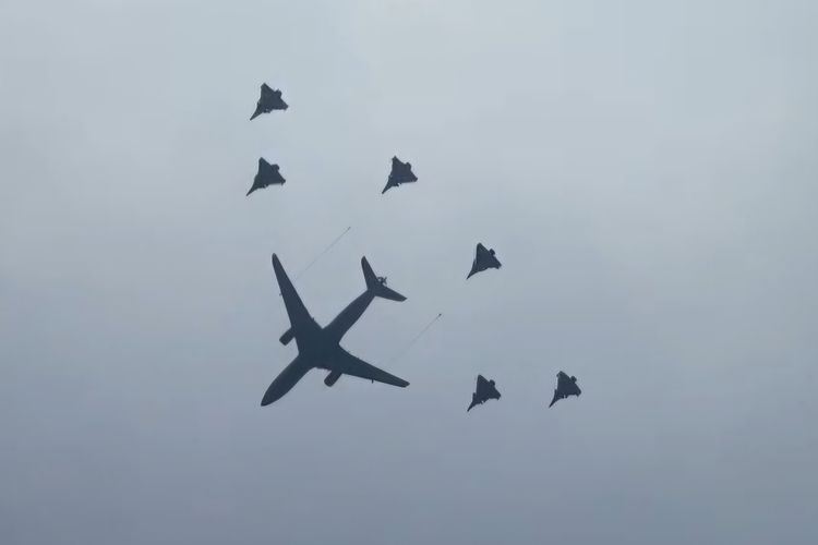 Saat Jet Tempur Rafale Isi BBM dari Airbus A330 di Langit Lanud Halim, A400M Terbang Manuver