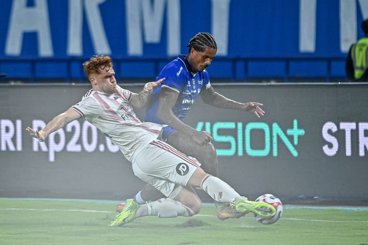 Momen cedera Ramon Tanque saat melakukan duel dengan pemain Western Sydney Wanderers Philip Cancar di laga persahabatan internasional pramusim, Sabtu (2/8/2025) di Gelora Bandung Lautan Api (GBLA). 