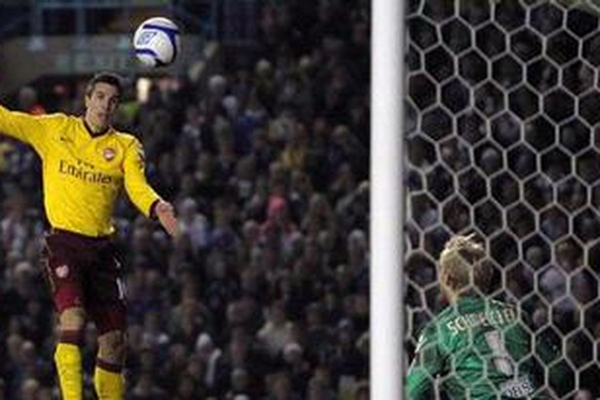 Penyerang Arsenal, Robin van Persie, menanduk umpan Nicklas Bendtner, yang berujung gol ke gawang Leeds United, pada pertandingan putaran ketiga Piala FA, Rabu (19/1/2011).