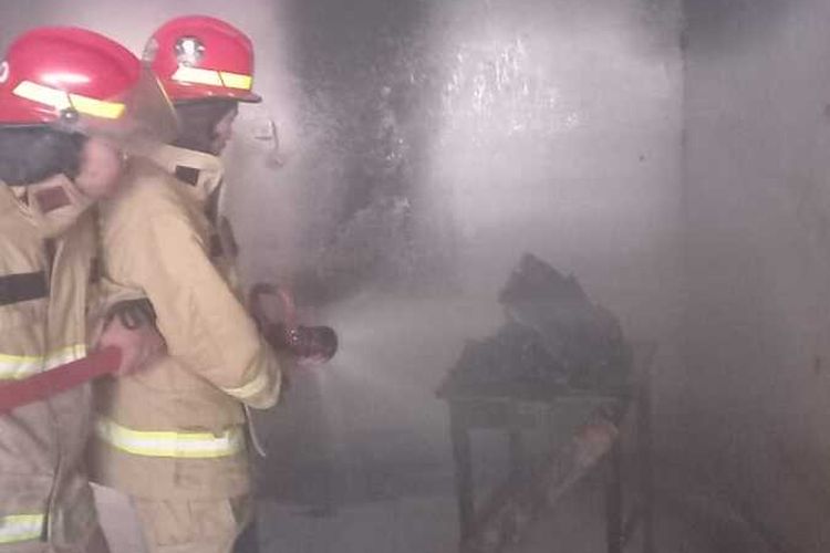 Sejumlah personel Damkar sedang memadamkan api di rumah warga di Kampung Ciparay Mandala, Desa Parung Panjang, Kecamatan Parung Panjang, Kabupaten Bogor, Jawa Barat, pada Minggu (26/2/2023).