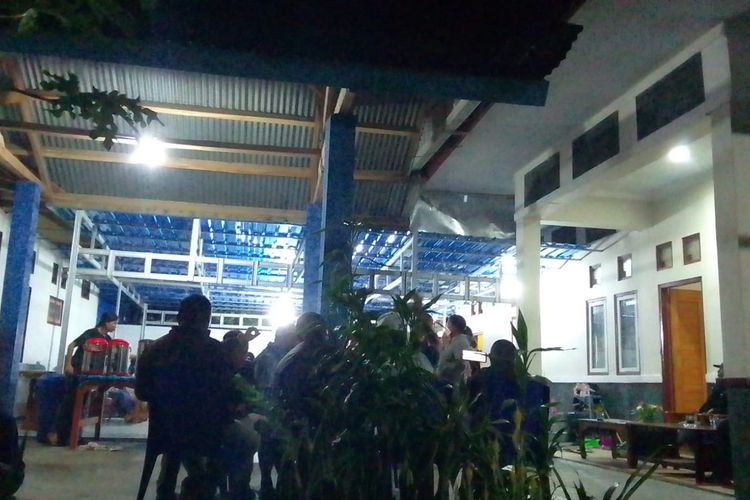 Suasana di rumah duka di Rujab Wakil Bupati Manggarai Timur, Rabu, (30/3/2022) malam. Semua pejabat berdatangan di Rujab. (KOMPAS.com/ MARKUS MAKUR)