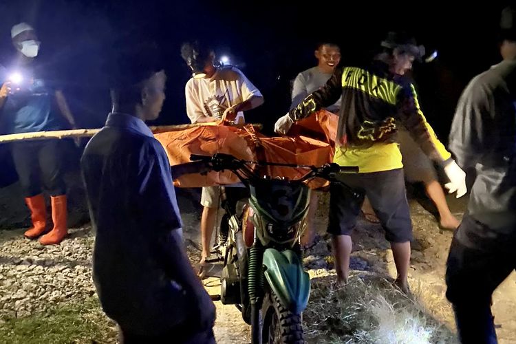 Proses evakuasi jasad tanpa kepala di Kecamatan Ketapang, Lampung Selatan pada Rabu (6/9/2023) malam.