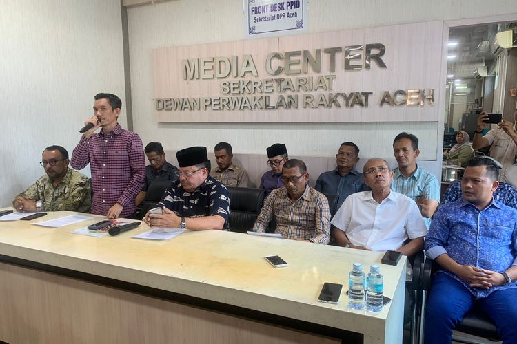 Konferensi pers permintaan agar Presiden mencopot Pj Gubernur Aceh di Media Center DPR Aceh, Banda Aceh, Selasa (31/10/2023).