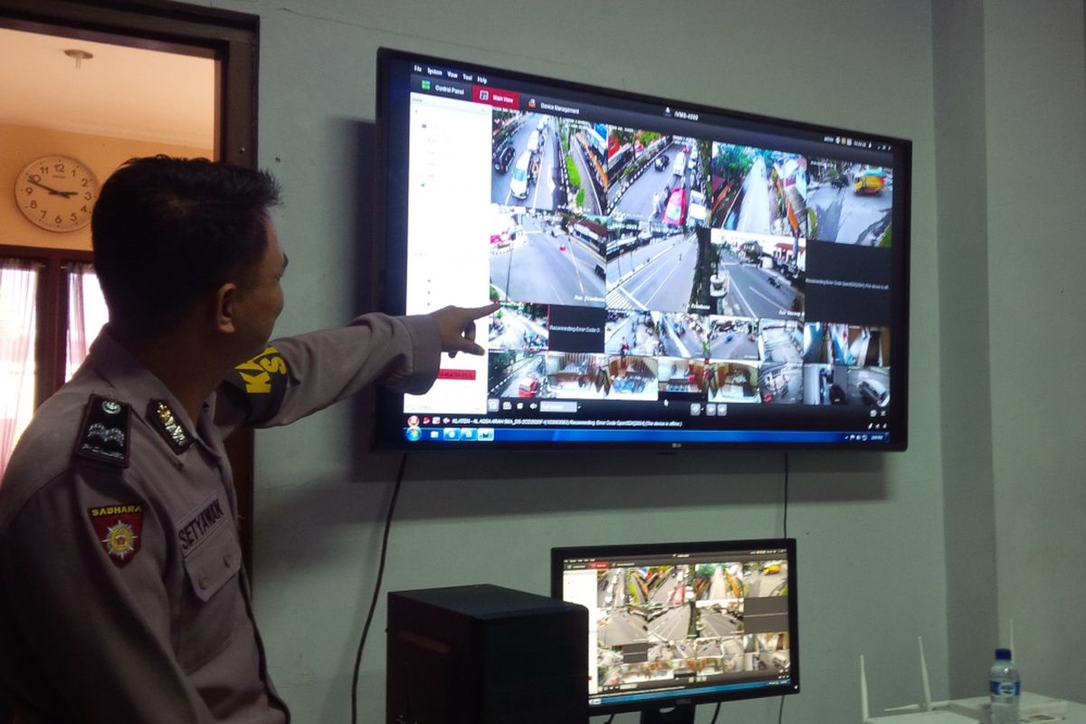 Anggota Polres Klaten menunjukkan ruang pengendali CCTV sistem tilang ETLE di Mapolres Klaten, Jawa Tengah, Senin (14/1/2019).