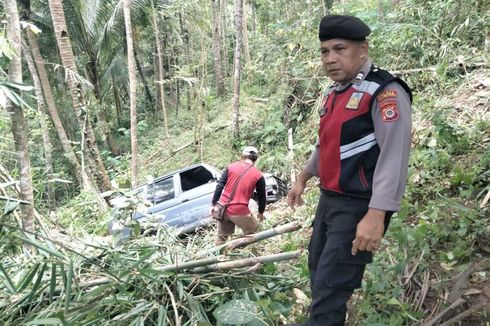Detik-detik Mobil yang Ditumpangi Ayah dan 2 Anaknya Terperosok Jurang 15 Meter di Kulon Progo