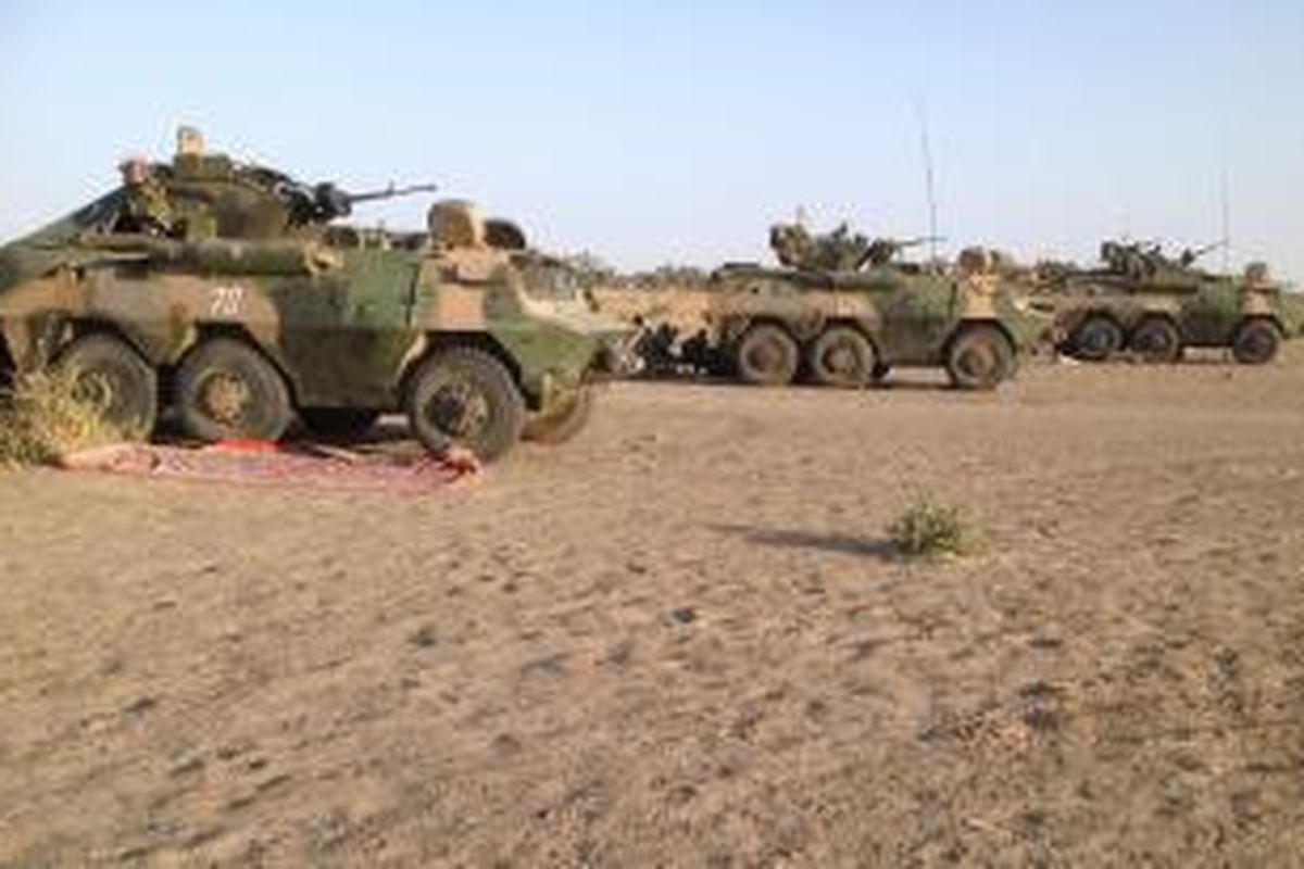 Konvoi kendaraan lapis baja angkatan darat Chad bersiap di dekat kota Fotokol, Kamerun sebelum bergerak menuju ke kota Gamboru. Nigeria untuk memerangi kelompok militan Boko Haram.