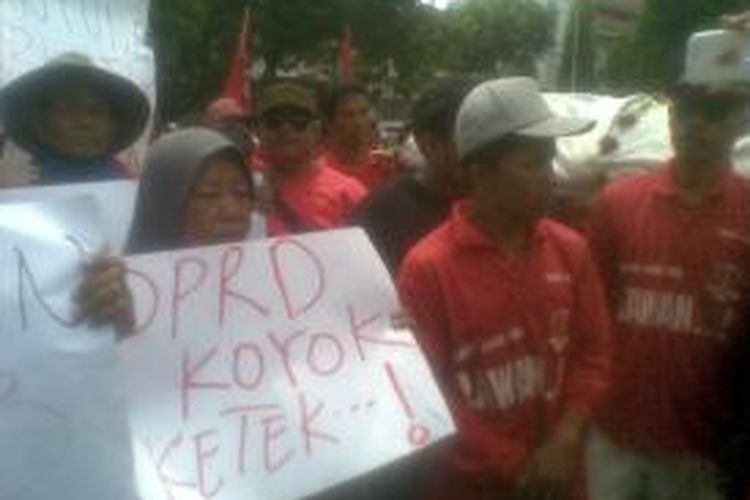 Puluhan warga lereng Kelud di Kecamatan Ngancar, Kabupaten Kediri, Jawa Timur, berunjuk rasa meminta transparansi pembagian tanah redistribusi di kantor DPRD setempat, Rabu (18/9/2013).