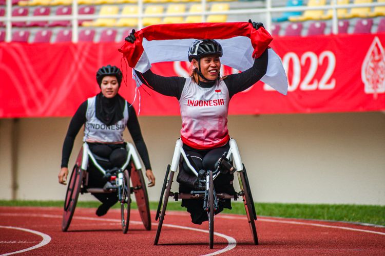 Atlet para atletik kursi roda Indonesia, Maria Foreti Samiyati (kanan) dan Nina Gusmta (kiri). Maria meraih medali emas ASEAN Para Games 2022 di Stadion Manahan, Solo, Selasa (2/8/2022).