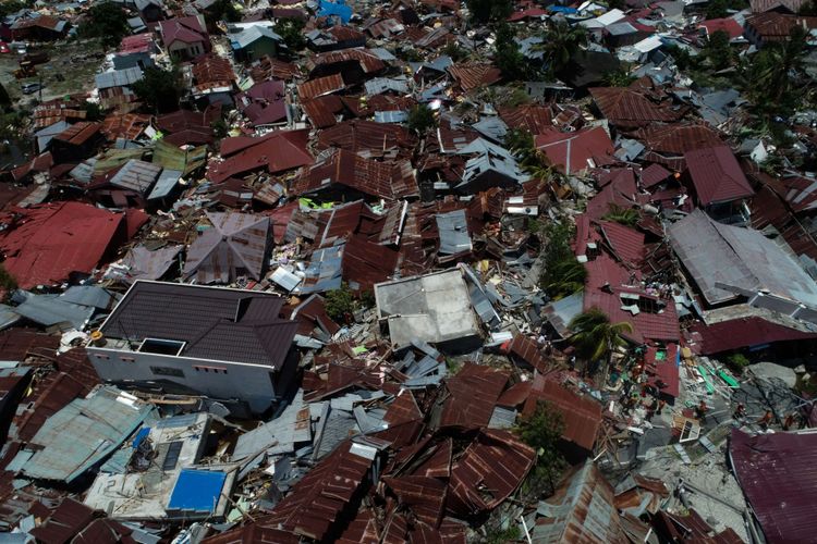 Foto udara kerusakan di Perumnas Balaroa akibat gempa bumi yang mengguncang Kota Palu, Sulawesi Tengah, Minggu (30/9/2018). Gempa bermagnitudo 7,4 mengakibatkan ribuan bangunan rusak dan sedikitnya 420 orang meninggal dunia.