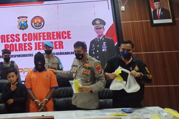 HL, pedagang yang ditangkap karena membuat dan menjual dawet bercampur karbit, saat pers rilis di Polres Jember, Rabu (16/11/2022).