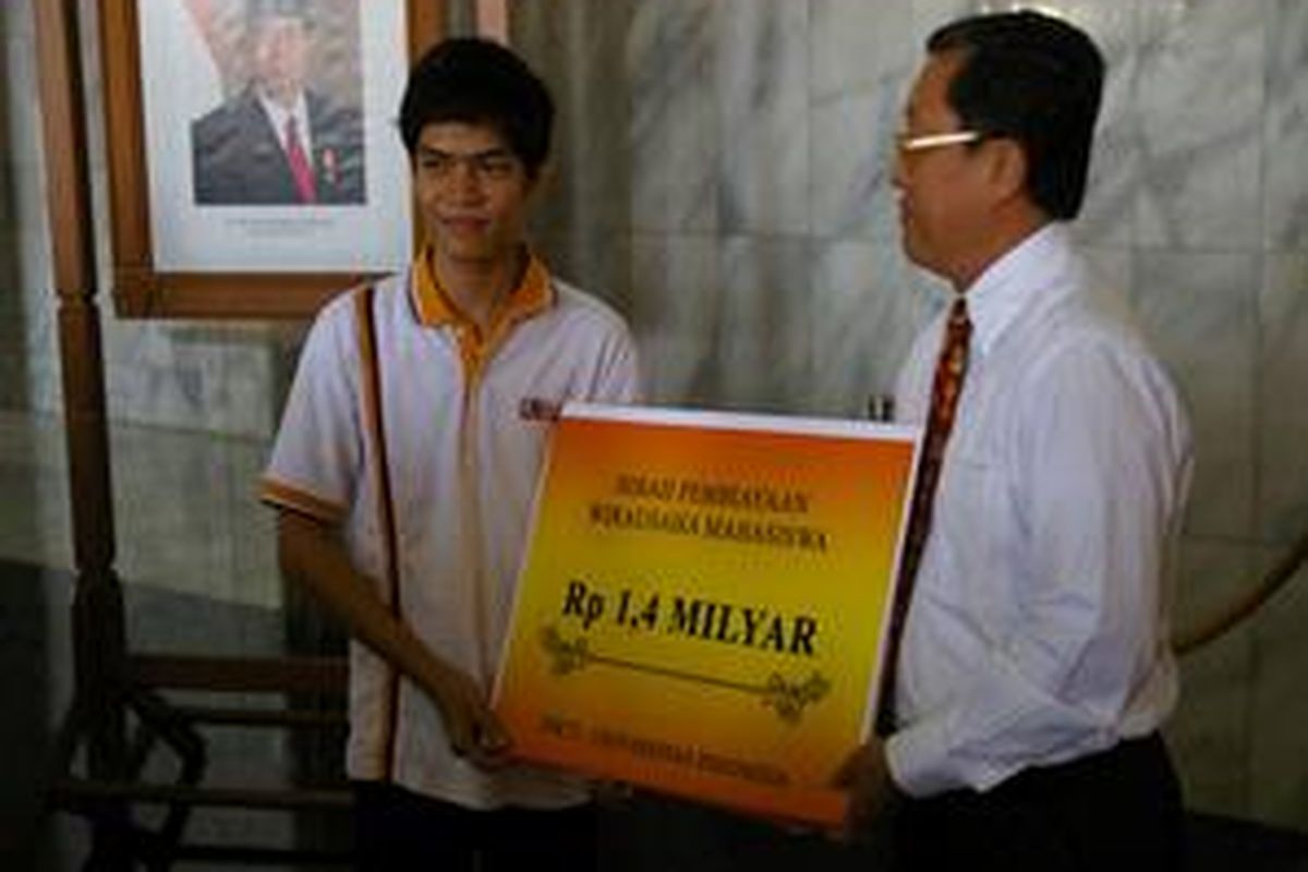 Wakil Rektor III UI Sunardji menyerahkan secara simbolik modal usaha kepada mahasiswa. 