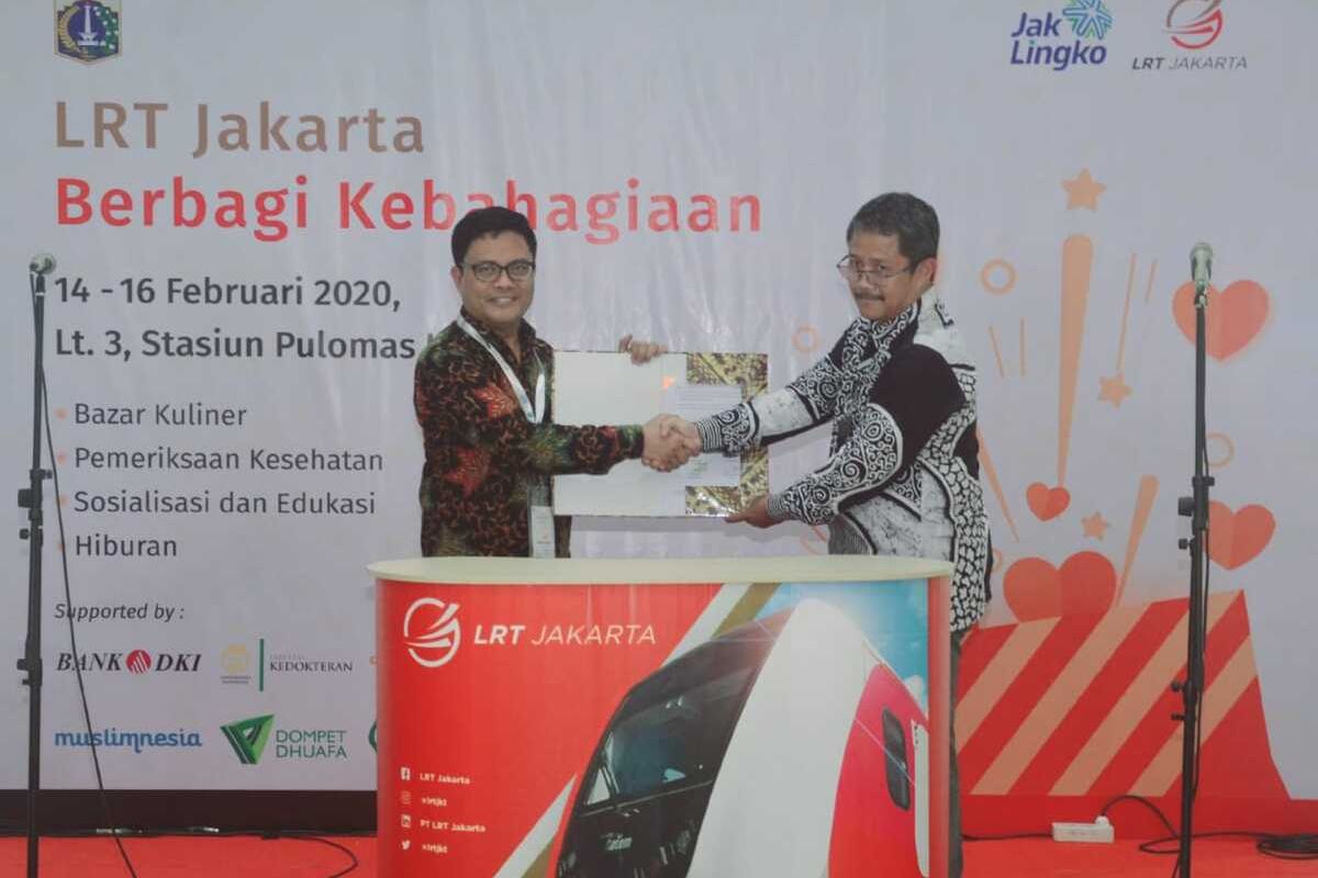 Direktur Kredit UMK dan Usaha Syariah Bank DKI, Babay Parid Wazdi (kiri) bersama Direktur Utama LRT Jakarta, Wijanarko usai melakukan penandatanganan Kesepakatan Bersama tentang Sinergi dan Pengembangan Bisnis antara PT Bank DKI dan LRT Jakarta di Stasiun LRT Pulomas