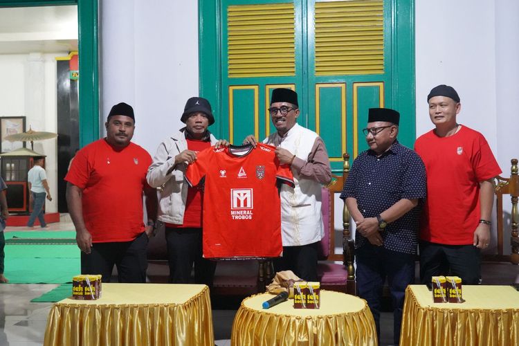 Sultan Tidore, Husain Sjah, berpose bersama COO Malut United Willem D. Nanloy, General Manager Malut United Zainuddin Umasangadji, pelatih kepala Imran Nahumarury dan direktur teknik Yeyen Tumena di Istana Kesultanan Tidore pada Jumat (15/3/2024). Malut United menjadi tim Maluku Utara pertama yang akan bermain di kasta tertinggi Liga Indonesia dalam 17 tahun terakhir.