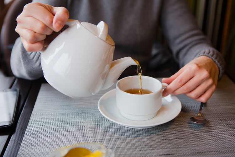 Minum teh di sore hari bisa mengganggu kualitas tidur dan memicu gelisah.