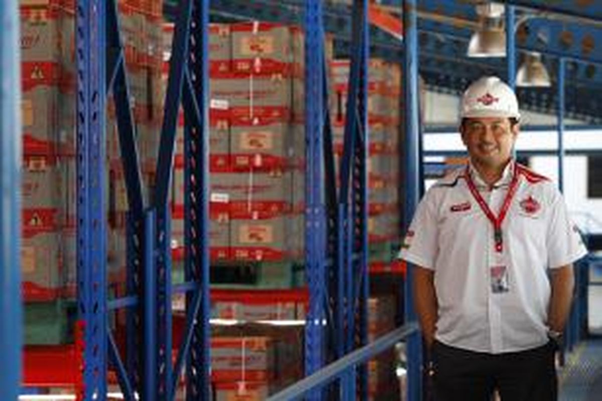 Presiden Direktur PT Federal Karyatama, Patrick Adhiatmadja, dalam sesi foto Kompas.com di Gedung PT Federal Karyatama, Kawasan Industri Pulogadung, Jakarta Timur, Rabu (20/5/2015).