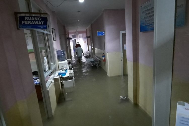 Foto-foto: Banjir setengah meter mengepung semua bangunan lantai 1 seluruh ruang rawat inap pasien akibat hujan deras dan selokan mampet di Komplek RSUD Soekardjo Tasikmalaya, Jawa Barat, Jumat (15/4/2022) malam.