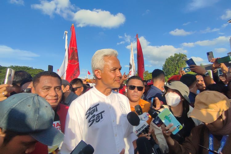 Calon presiden nomor urut 3, Ganjar Pranowo, berkampanye di Lapangan Merdeka, Ambon, Maluku, Senin (29/1/2024).