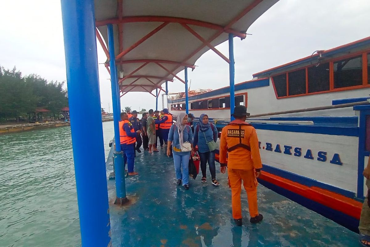 Tim gabungan mengevakuasi 65 penumpang KM Raksasa yang mengalami mati mesin dan kemudi patah pada Minggu (1/1/2023) di perairan Kepulauan Seribu. Semua penumpang dinyatakan selamat usai terombang-ambing di lautan selama satu jam. 