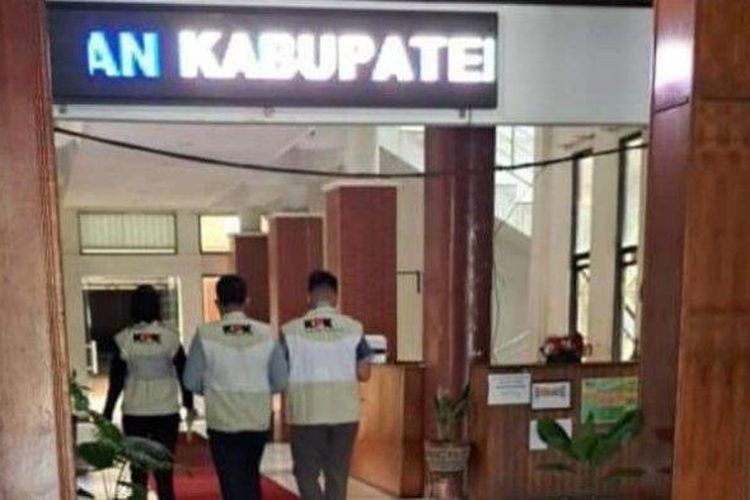 Sejumlah orang menggunakan rompi bertulis KPK masuk ke Kantor Bupati Kapuas, Selasa (28/3/2023)