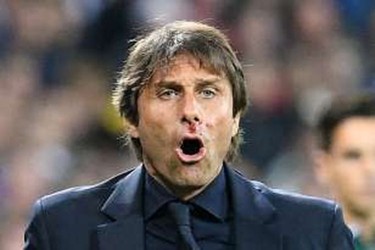 Hidung pelatih tim nasional Italia, Antonio Conte, mengeluarkan darah saat laga Grup E Piala Eropa 2016 antara Italia dan Belgia di Lyon, Perancis, pada Senin (13/6/2016) waktu setempat.