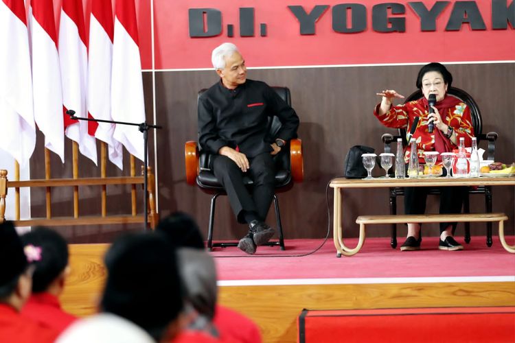 Ketua Umum PDI-P Megawati Soekarnoputri bersama bakal capres PDI-P Ganjar Pranowo di Kantor DPD PDI-P Yogyakarta, Selasa (22/8/2023).