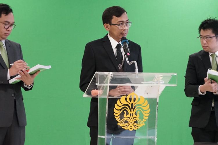 Pemaparan mengenai penanganan kanker nasofaring oleh dr. Rahmat Cahyanur, SpPD, K-HOM (tengah) pada sidang  Program Doktor Ilmu Kedokteran, Fakultas Kedokteran (FK), Universitas Indonesia (UI).