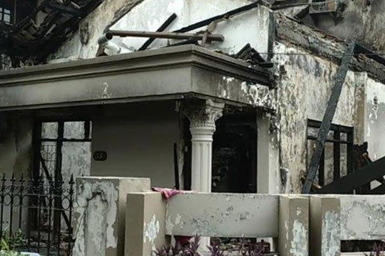 Kebakaran rumah di Jalan Taman Indah, Kecamatan Taman, Kabupaten Sidoarjo, Selasa (21/9/2021) dini hari.

