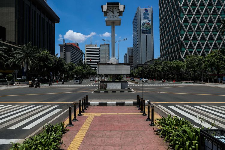 Suasana jalanan lengang kota Jakarta di Jalan protokol M.H Thamrin, Selasa (31/3/2020). Suasana jalanan Jakarta lengang tampak sepi dibandingkan hari biasa karena sebagian warga telah menerapkan bekerja dari rumah guna menekan penyebaran virus corona atau COVID-19.