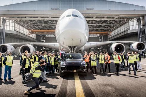 Mobil Porsche Cayenne Tarik Airbus A380 dan Cetak Rekor Dunia