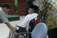 Gunakan Kursi Roda, Mertua Anas Bersaksi dalam Persidangan