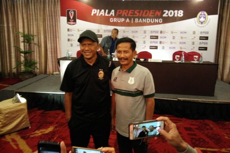 Pelatih PSMS Medan Djadjang Nurdjaman (kanan) saat berfoto dengan pelatih Sriwijaya FC Rahmad Darmawan di Hotel Grand Tjokro, Senin (15/1/2018).