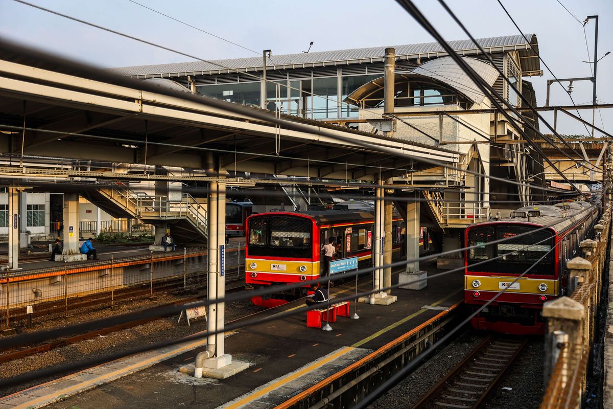 Suasana Stasiun Tanah Abang pasca rekayasa perjalanan KRL di Tanah Abang, Jakarta Pusat, Jumat (7/5/2021). Untuk antisipasi potensi penyebaran COVID-19 akibat kepadatan aktivitas di kawasan Pasar Tanah Abang, PT Kereta Commuter Indonesia (KCI) melakukan rekayasa perjalanan untuk kereta rel listrik (KRL) tidak akan berangkat dan berhenti di Stasiun Tanah Abang pada pukul 15.00-19.00 WIB.