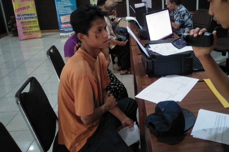 Marwan (30) sopir angkot jurusan Karya Jaya-Ampera yang menjadi korban pemalakan saat membuat laporan di Polresta Palembang, Rabu (23/10/2019). Akibat peristiwa tersebut, kepala Marwan pun pecah dipukul oleh pelaku dengan menggunakan kunci roda.