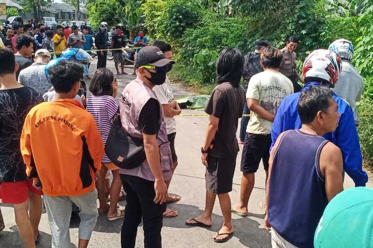 Seorang pria di Kabupaten Gowa, Sulawesi Selatan ditemukan tewas setelah terlibat perkelahian dengan warga lantaran membacok isterinya dan empat warga. Senin, (29/6/2020).