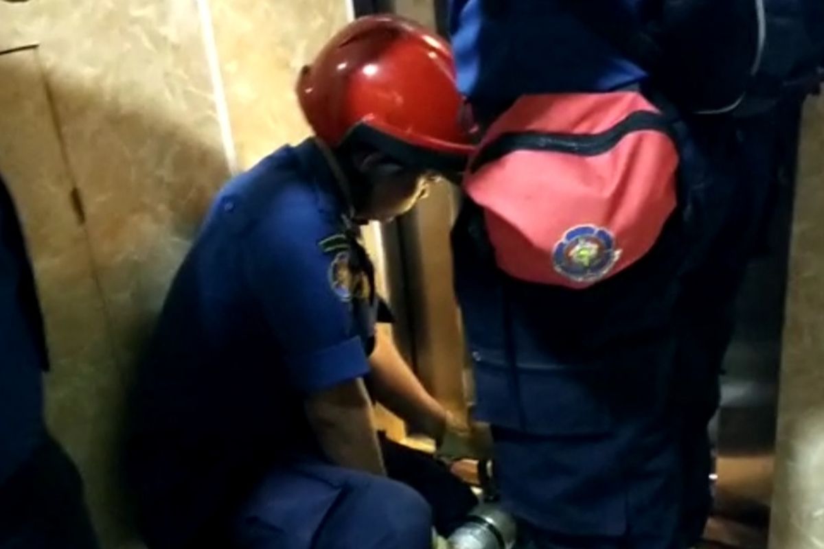 Seorang perempuan lanjut usia (lansia) terjebak di dalam lift di Gedung Graha Atika Jalan Warung Buncit, Kalibata, Pancoran, Jakarta Selatan, Jumat (23/7/2022) siang. 